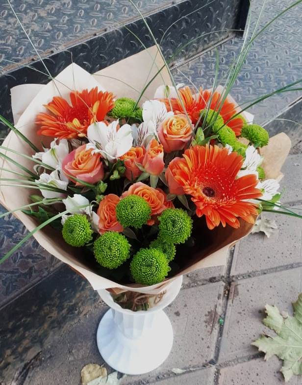 Букет огненно-рыжий в Красной Поляне Кировской области Букет цветов из: Герберы, Хризантемы, Альстромерии и Розы в Красной Поляне Кировской области