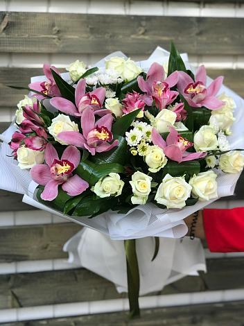 Букет цветов из: Розы и Хризантемы в Красной Поляне Кировской области