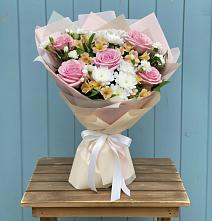 Букет французская меренга в Красной Поляне Кировской области Букет цветов из:  Гвоздики, Орхидеи и Розы в Красной Поляне Кировской области