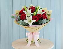 Букет цветов из:  Лилии и Розы в Красной Поляне Кировской области