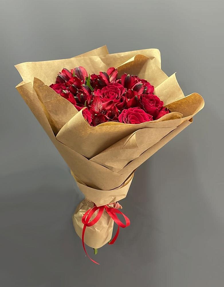 Букет прекрасной женщине в Красной Поляне Кировской области Букет цветов из: Альстромерии и Розы в Красной Поляне Кировской области