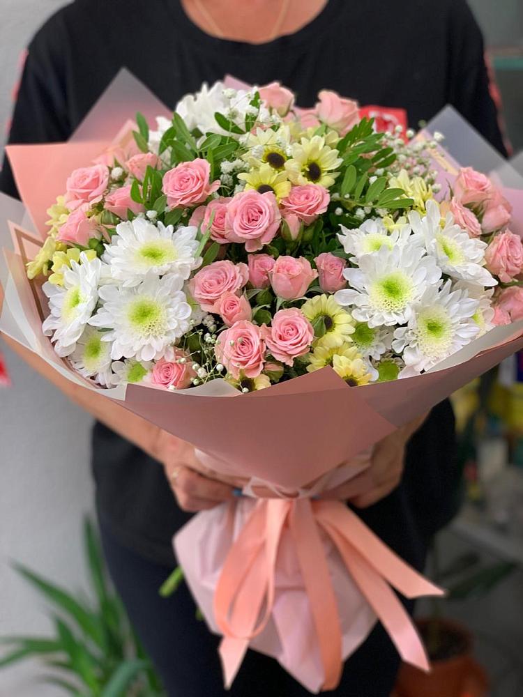 Букет юношеские грезы в Красной Поляне Кировской области Букет цветов из: Розы и Хризантемы в Красной Поляне Кировской области