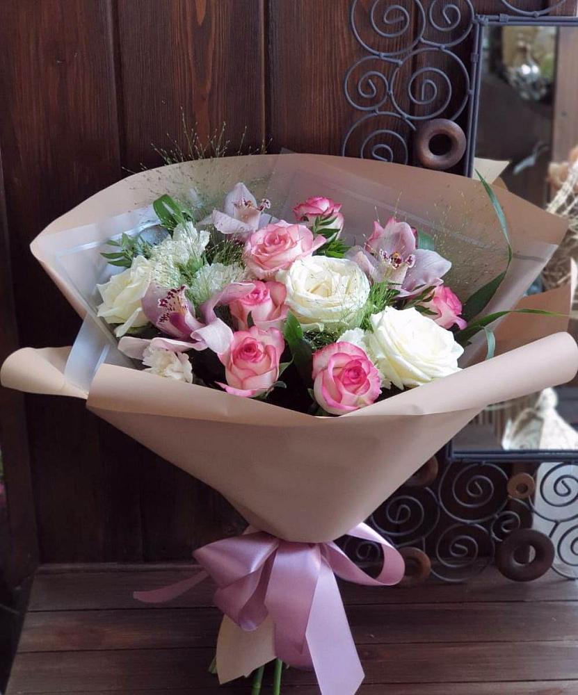 Букет майское утро в Красной Поляне Кировской области Букет цветов из: Гвоздики, Орхидеи, Розы и Хризантемы в Красной Поляне Кировской области