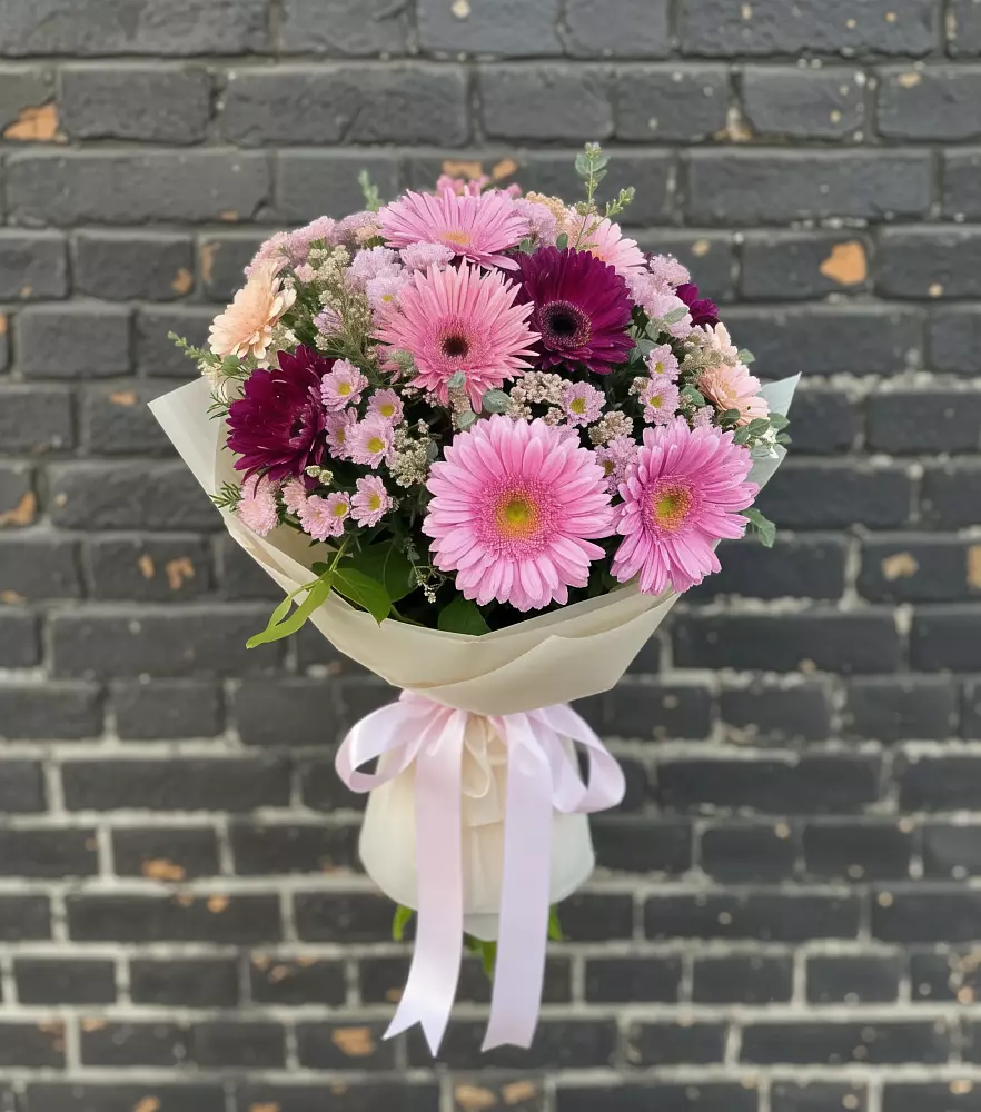 Букет яркие краски в Красной Поляне Кировской области Букет цветов из: Герберы и Хризантемы в Красной Поляне Кировской области