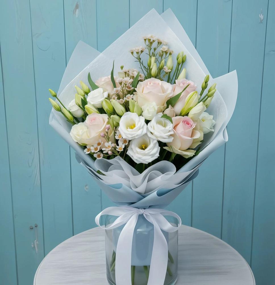 Букет очаровательный аромат в Красной Поляне Кировской области Букет цветов из: Розы и Лизиантусы в Красной Поляне Кировской области