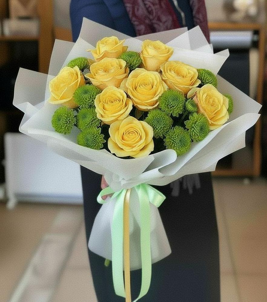 Букет сочно-зеленый в Красной Поляне Кировской области Букет цветов из: Хризантемы и Розы в Красной Поляне Кировской области