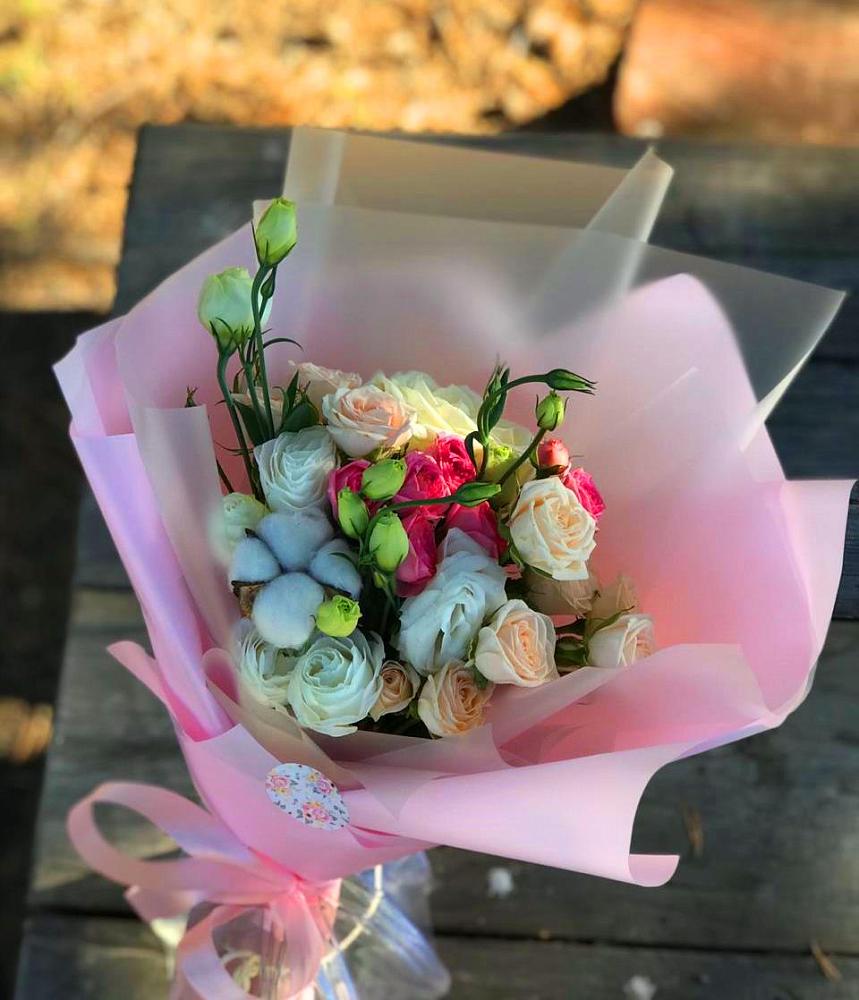 Букет цветочный коктейль в Красной Поляне Кировской области Букет цветов из: Розы и Лизиантусы в Красной Поляне Кировской области