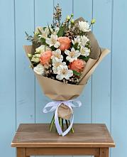 Букет яркий комплимент в Красной Поляне Кировской области Букет цветов из:  Альстромерии, Лизиантусы, Розы и Хризантемы в Красной Поляне Кировской области