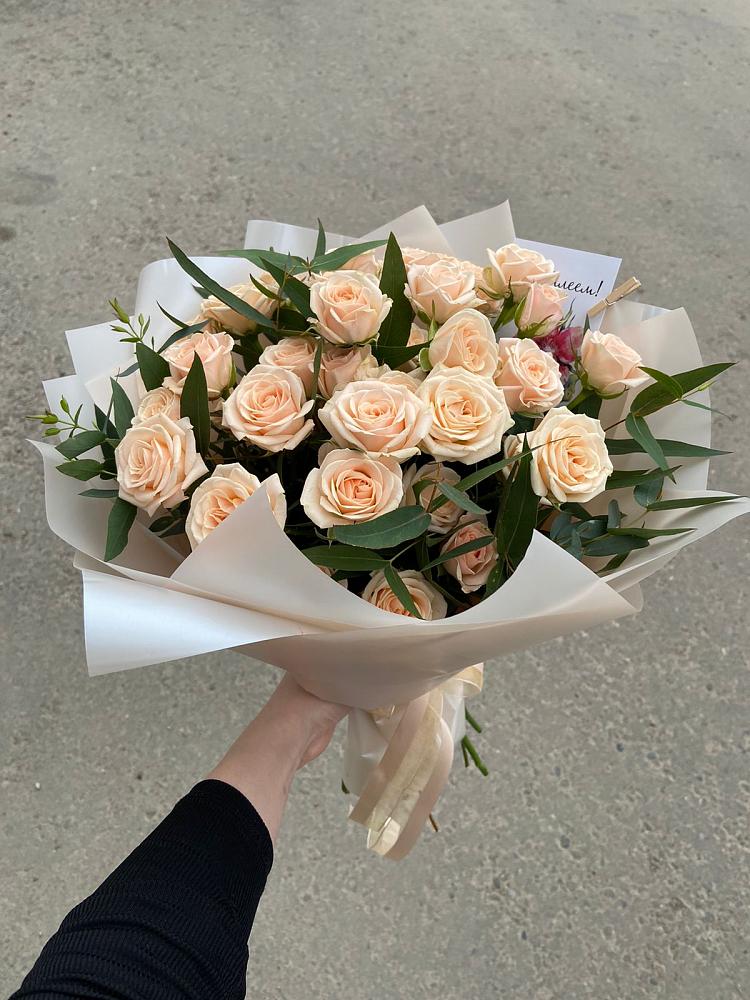 Кремовые розы Латте в Красной Поляне Кировской области Букет Кремовые розы Латте в Красной Поляне Кировской области