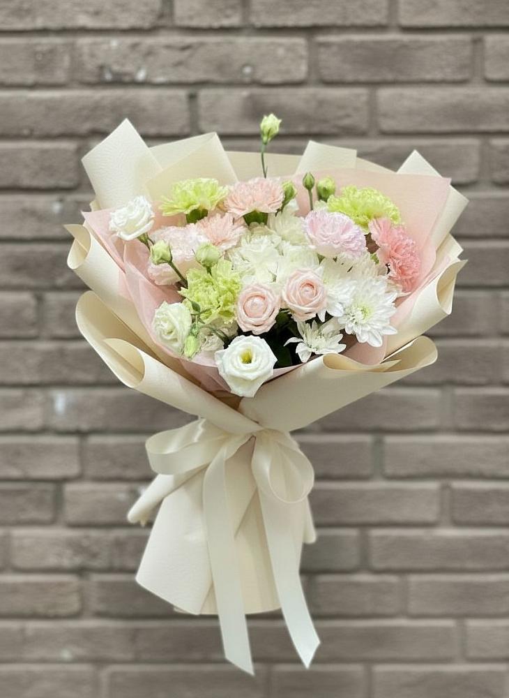 Букет Трепет мечты в Красной Поляне Кировской области Букет цветов из: Гвоздики, Розы, Лизиантусы и Хризантемы в Красной Поляне Кировской области