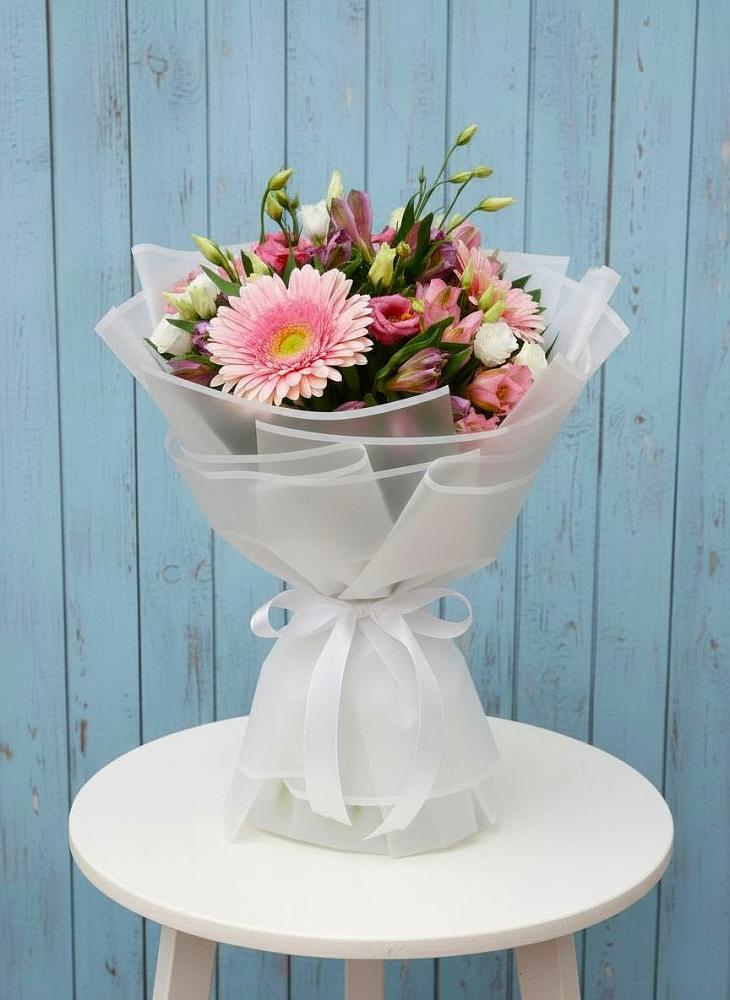 Букет прохладный бриз в Красной Поляне Кировской области Букет цветов из: Герберы, Альстромерии и Лизиантусы в Красной Поляне Кировской области