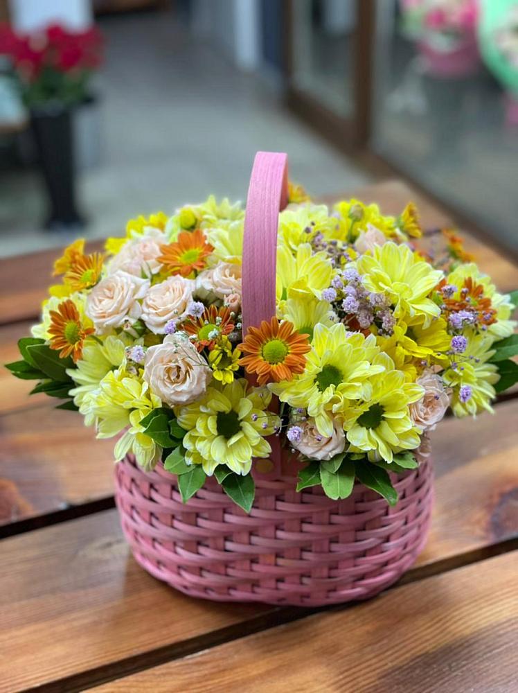 Композиция цветы лета в Красной Поляне Кировской области Цветочная композиция из Хризантемы и Розы в корзине в Красной Поляне Кировской области