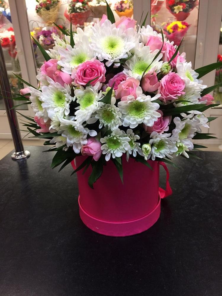 Композиция грация в Красной Поляне Кировской области Цветочная композиция из Розы и Хризантемы в шляпной коробке в Красной Поляне Кировской области