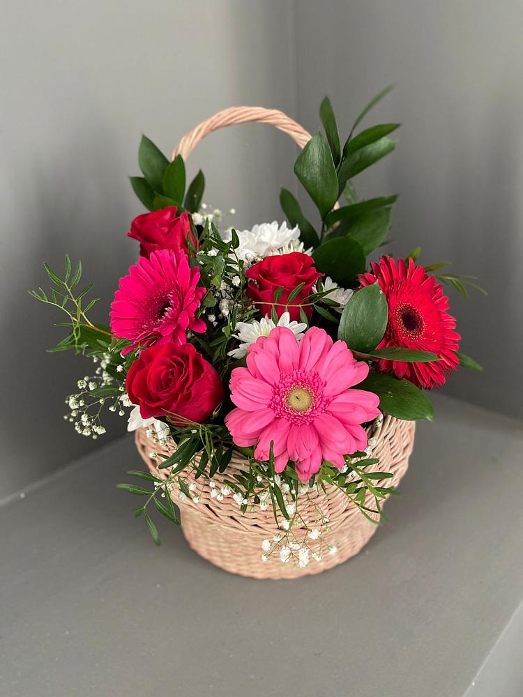 Композиция радостное событие в Красной Поляне Кировской области Цветочная композиция из Розы, Хризантемы и Герберы в корзине в Красной Поляне Кировской области