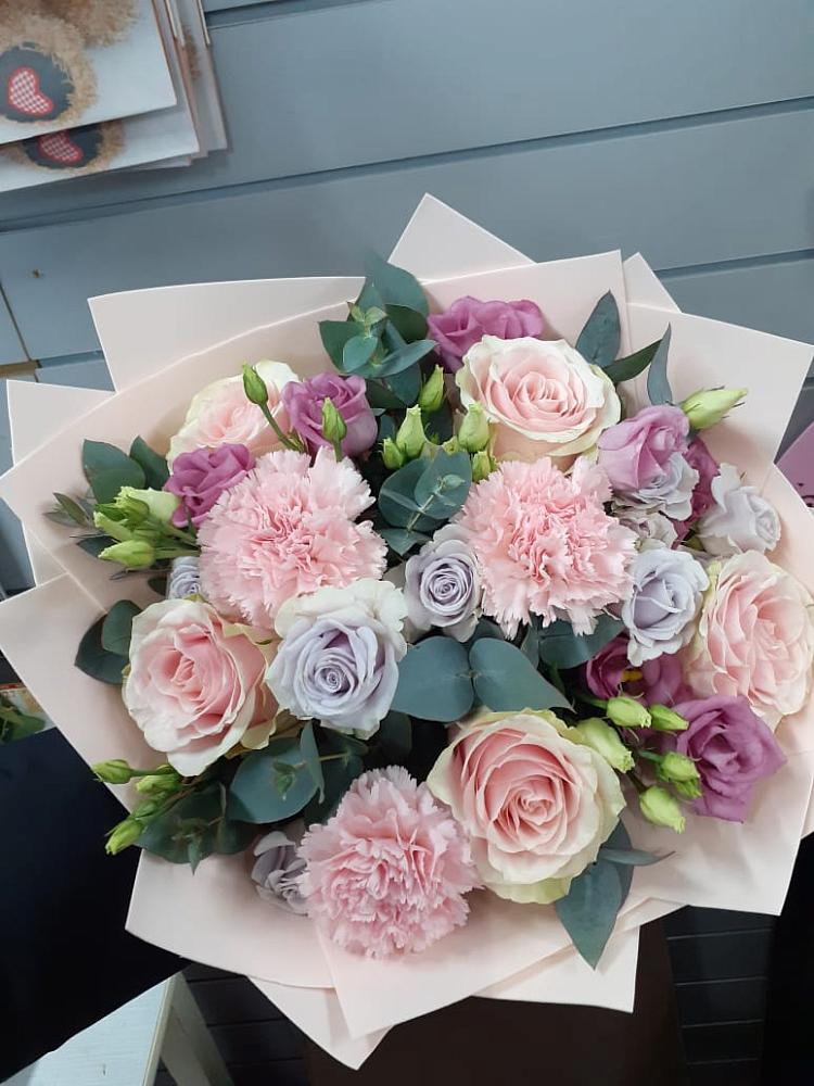 Букет обаятельный в Красной Поляне Кировской области Букет цветов из: Розы, Гвоздики и Лизиантусы в Красной Поляне Кировской области