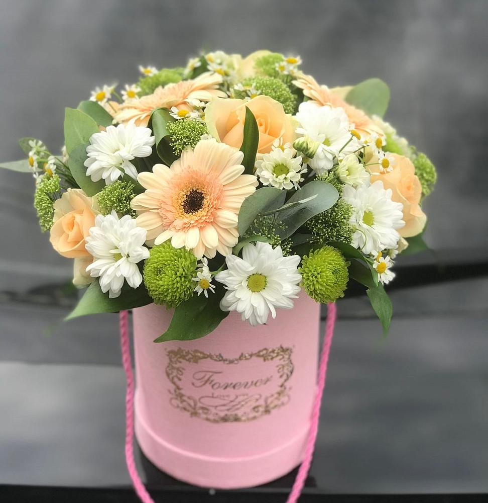 Композиция маленькая прелесть в Красной Поляне Кировской области Цветочная композиция из Розы, Герберы и Хризантемы в шляпной коробке в Красной Поляне Кировской области