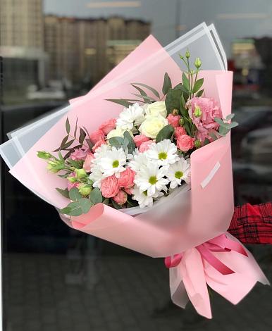Букет цветов из: Розы, Лизиантусы и Хризантемы в Красной Поляне Кировской области