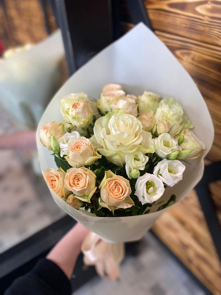 Букет цветов из: Розы и Лизиантусы в Красной Поляне Кировской области