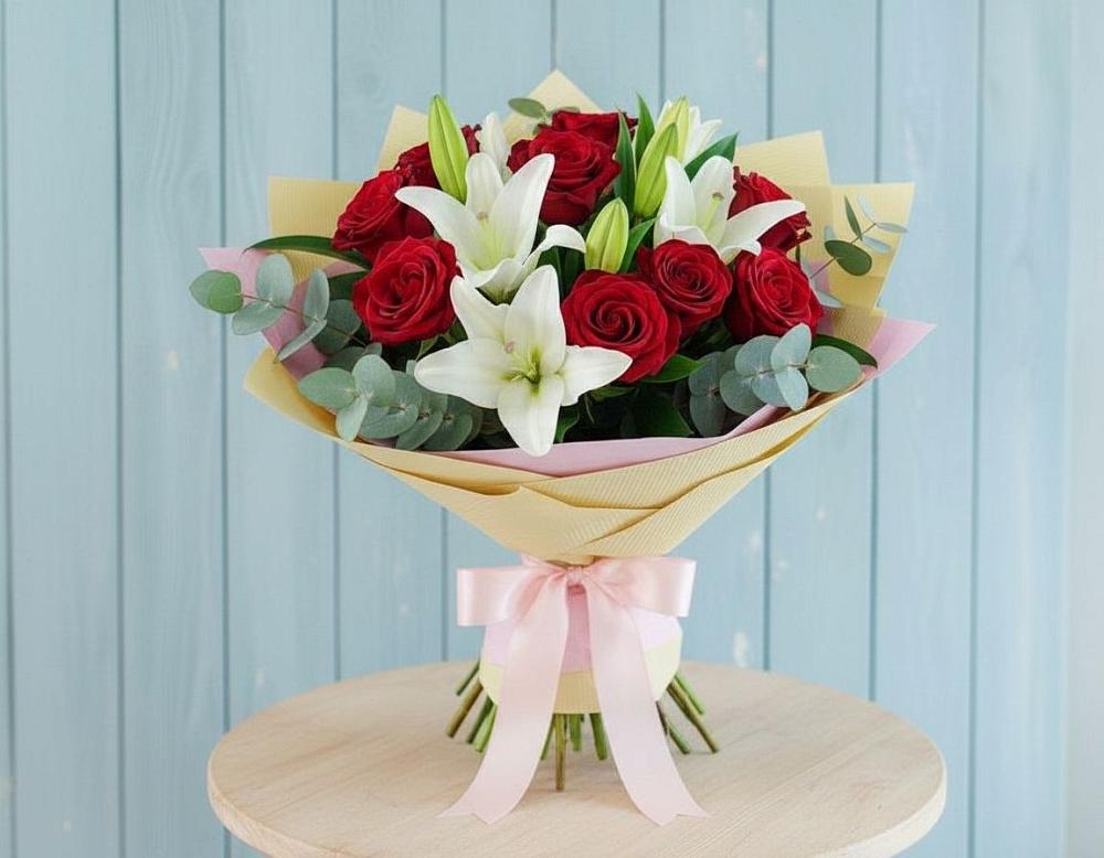 Букет Элегантная гармония в Красной Поляне Кировской области Букет цветов из: Лилии и Розы в Красной Поляне Кировской области